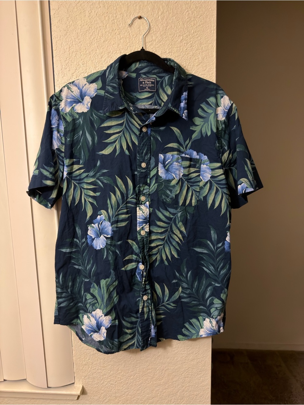 Abercrombie & Fitch Men’s Navy Blue Tropical Print Short-Sleeve Shirt